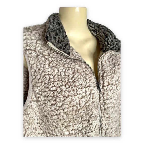 Thread + Supply Sherpa Sleeveless Vest Jacket Plush Fleece Top Size Medium - Picture 2 of 7